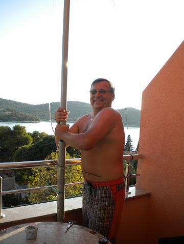 Stiahneme stoziar pred silnym vetrom.jpg